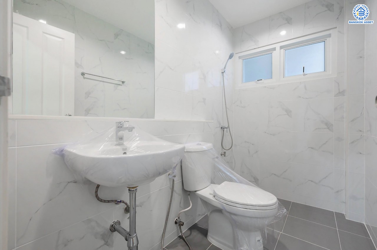 บ้านมือสองตกแต่งใหม่ โครงการ เพอร์เฟคเพลส รัตนาธิเบศร์-ไทรม้า รองรับความสุข บนเนื้อที่ 64.5 ตร.ว. พื้นที่ใช้สอย 190.43 ตร.ม. ฟังก์ชัน 3 ห้องนอน 3 ห้องน้ำ จอดรถได้ 2 คัน ทำเลเชื่อมต่อได้หลายเส้นทาง ติดถนนรัตนาธิเบศร์ และรถไฟฟ้าสายสีม่วง "สถานีบางรักน้อยท่าอิฐ"